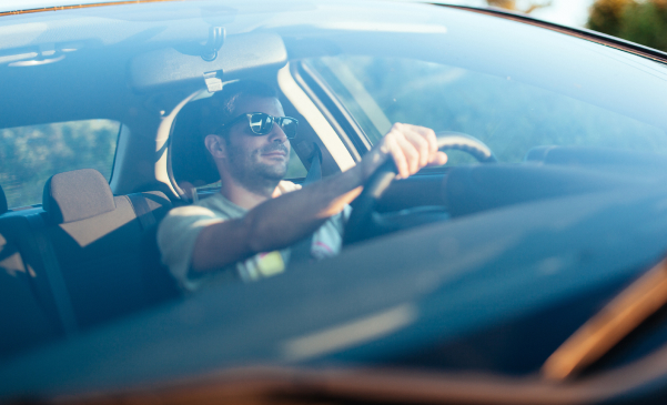 Homme dans une voiture